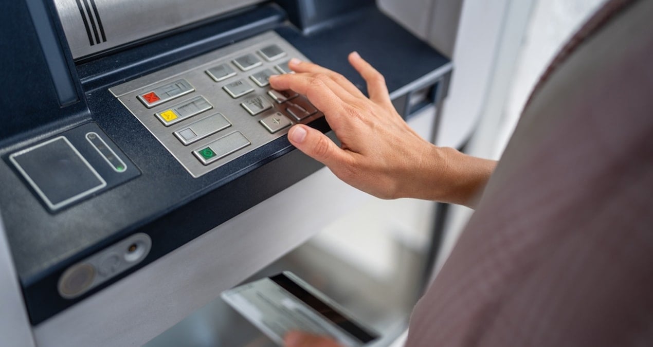 atmde basmayi unuttugu tus yuzunden bir tomar parasi gitti IuVJNMfY