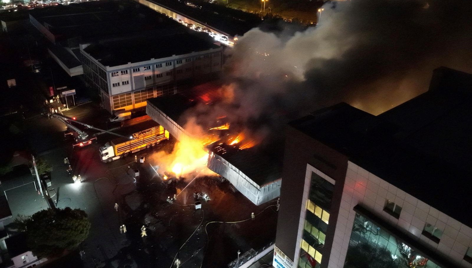 basaksehirde sanayi sitesinde yangin 7QBTcXR2