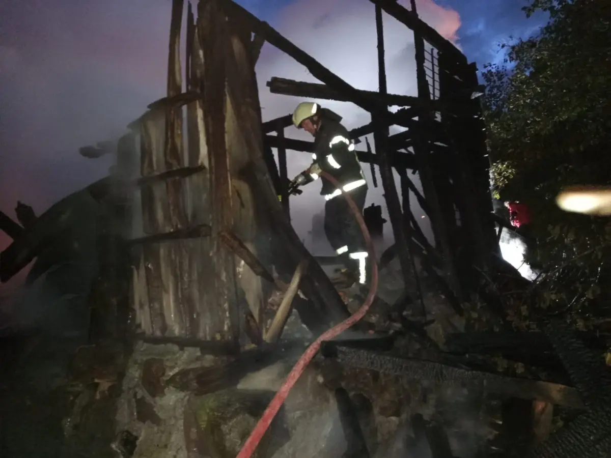 caybasinda ahsap ev yanginda kullanilamaz hale geldi jJVa94Yh