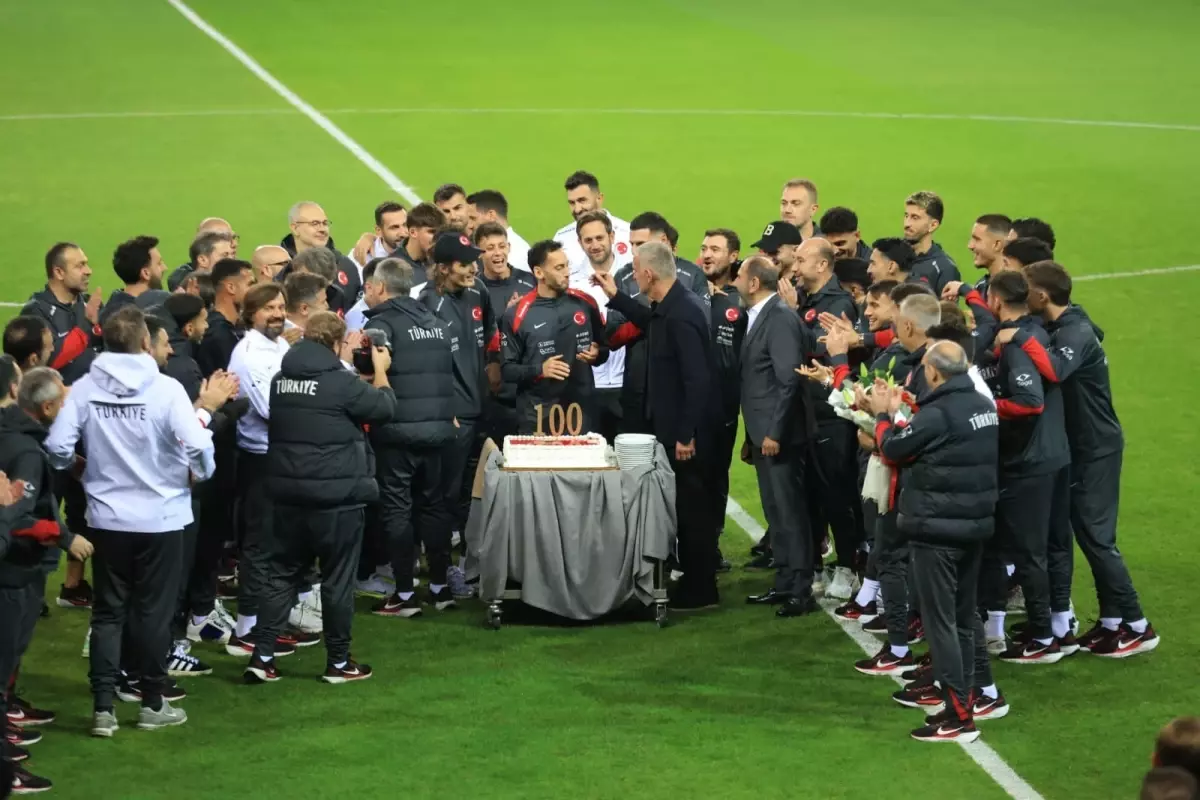 hakan calhanoglu 100 macinda kutlandi zlUwKkHx.jpg