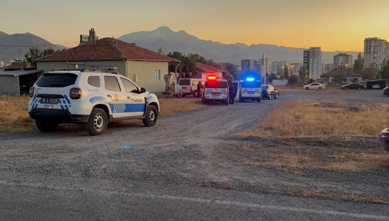 kar maskeli saldirganlar baba ve oglunu vurdu ZB1fNbFH