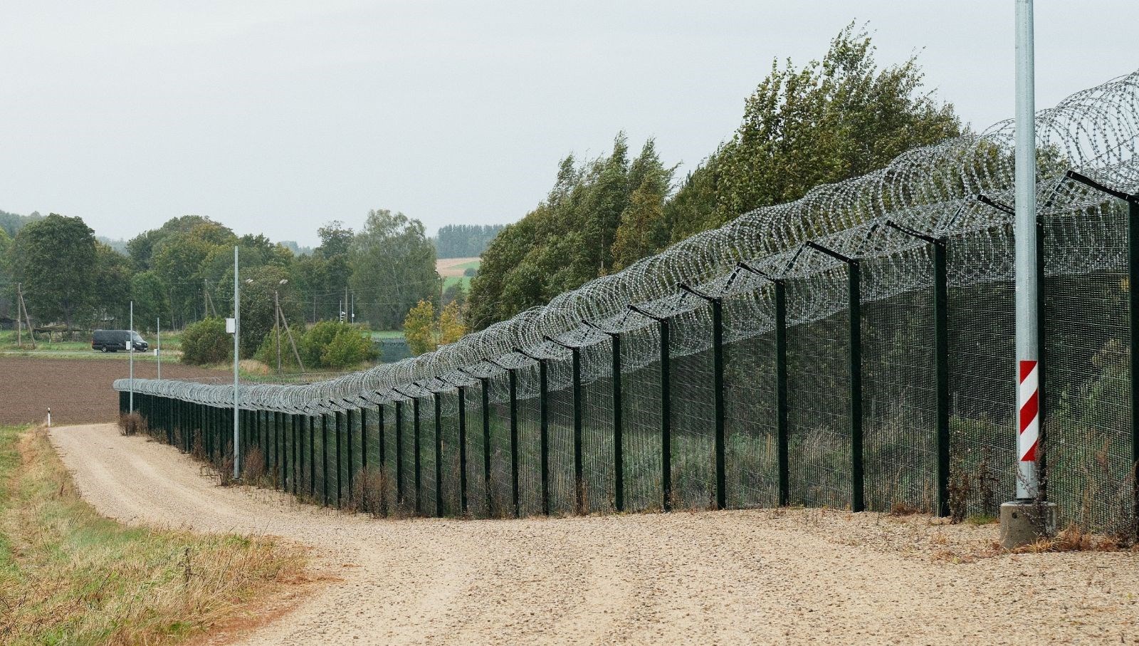 sinirda silahli rus askerleri goruldu estonya yolu kapatti PqEQbNrc.jpg